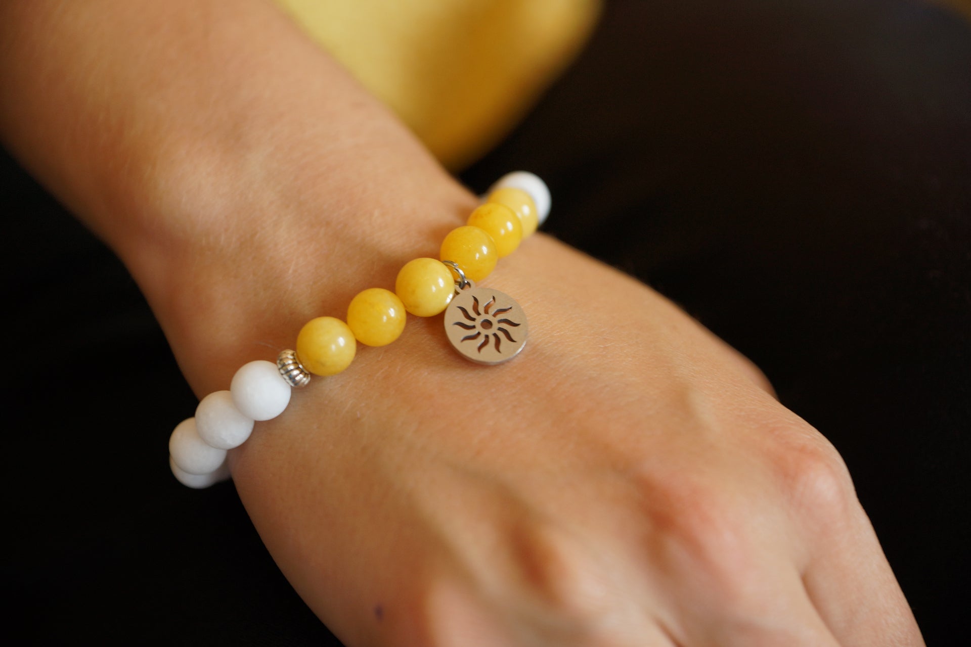 Bracelet Solstice — calcite jaune, howlite et charm soleil